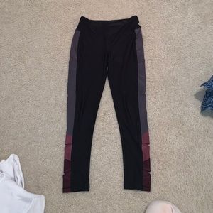 Athletic leggings with pockets